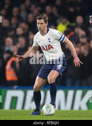 London, Großbritannien. 24. Jan 2019. Jan Vertonghen der Sporen während der carabao Cup Halbfinale 2 bein Spiel zwischen Chelsea und Tottenham Hotspur an der Stamford Bridge, London, England am 24. Januar 2019. Foto von Andy Rowland. Credit: Andrew Rowland/Alamy leben Nachrichten Stockfoto