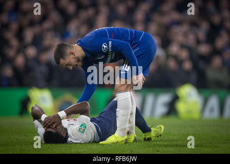 London, Großbritannien. 24. Jan 2019. Eden HAZARD von Chelsea Kontrollen von Serge Aurier der Sporen während der carabao Cup Halbfinale 2 bein Spiel zwischen Chelsea und Tottenham Hotspur an der Stamford Bridge, London, England am 24. Januar 2019. Foto von Andy Rowland. Credit: Andrew Rowland/Alamy leben Nachrichten Stockfoto