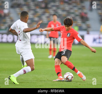 Abu Dhabi, Vereinigte Arabische Emirate (VAE). 25 Jan, 2019. Südkoreas Kim Jin-Su (R) Mias während der viertelfinalegleichen zwischen Südkorea und Katar bei der Asienmeisterschaft 2019 in Abu Dhabi, den Vereinigten Arabischen Emiraten (VAE), Jan. 25, 2019. Credit: Wu Huiwo/Xinhua/Alamy leben Nachrichten Stockfoto