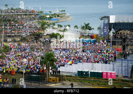 Panama City, Panama. 24. Jan 2019. Tausende versammeln sich in Campo Santa María la Antigua" in Panama City für die Päpstliche Begrüßungszeremonie in der anläßlich des Weltjugendtages Credit: Mabelin Santos/Alamy leben Nachrichten Stockfoto