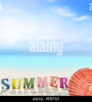 Sommer Strand. Wort Sommer Farbe Buchstaben auf Sommer Strand und seashell auf einem Hintergrund von Meer. Stockfoto