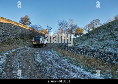 Land Rover auf einem Green Lane in der Nähe von Wormhill. Nationalpark Peak District, Derbyshire, England. Stockfoto