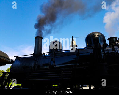 Dampflokomotive Aufwärmen ein Bahnhof im Sommer Stockfoto