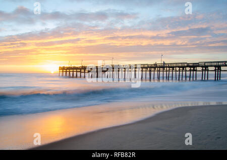 Schön, Sonnenaufgang am Sandbridge Pier in Virginia Beach, Virginia Stockfoto