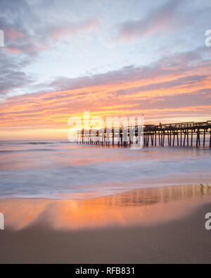 Schön, Sonnenaufgang am Sandbridge Pier in Virginia Beach, Virginia Stockfoto