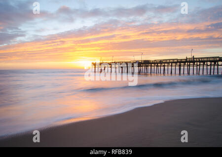 Schön, Sonnenaufgang am Sandbridge Pier in Virginia Beach, Virginia Stockfoto