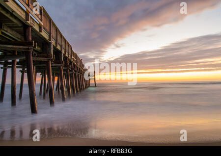 Schön, Sonnenaufgang am Sandbridge Pier in Virginia Beach, Virginia Stockfoto