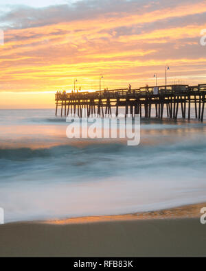 Schön, Sonnenaufgang am Sandbridge Pier in Virginia Beach, Virginia Stockfoto