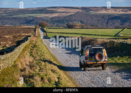 Land Rover auf Green Lane auf Sir William Hill. Eyam Moor, Nationalpark Peak District, Derbyshire, England. Stockfoto