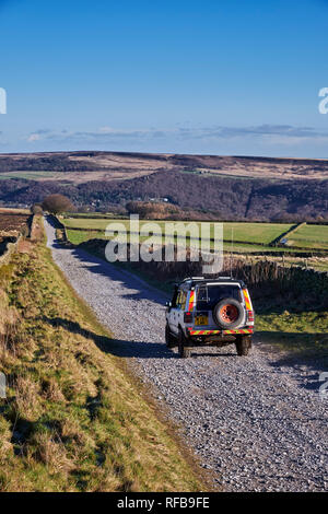 Land Rover auf Green Lane auf Sir William Hill. Eyam Moor, Nationalpark Peak District, Derbyshire, England. Stockfoto