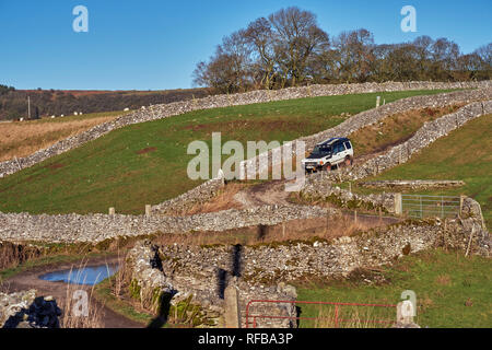 Land Rover auf tideswell Lane, a Green Lane in der Nähe von Eyam. Nationalpark Peak District, Derbyshire, England. Stockfoto