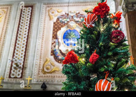 Rom, Italien, 4. JANUAR 2019: Lichter erleuchten Interieur der Kirche in Rom Stockfoto