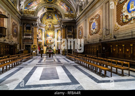 Rom, Italien, 4. JANUAR 2019: Lichter erleuchten Interieur der Kirche in Rom Stockfoto