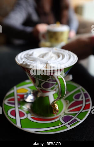 Kaffee mokka Ice Blended mit Sahne auf einem Tisch in einer schönen Schale Stockfoto