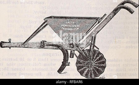 . Katalog 1918. Baumschulen (Gartenbau) Tennessee Memphis Kataloge; Baumschulen Tennessee Memphis Kataloge; Blumen Tennessee Memphis Tennessee Memphis Kataloge; Gemüse; Früchte Tennessee Memphis Kataloge Kataloge; Gartenarbeit Tennessee Memphis Ausrüstung und-Support. Daisy Dünger Distributor - ist ein starkes, präzises und vertrauenswürdigen Werkzeug, stattlich beendet und das Material und Verarbeitung im gesamten ist das Beste. Der Behälter hat die Zunge und gerillt Gelenke, sicher zusammen durch Zement Nägel gehalten und zwei Schrauben; ist gut an das Lager abgestützt. Das Messgerät ist positiv und es ist einfach so als t Stockfoto