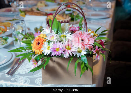 Blumenstrauß Rosen Gerbera Blumen Nelken. Rosen, Gerbera und anderen Blumen als eine bunte natürliche Hintergrund Bild mit weißen, Yel angeordnet Stockfoto