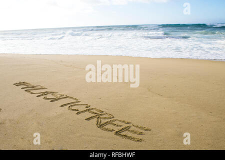 Inschrift #plasticfree auf dem Sand geschrieben am Ufer des Atlantischen Ozeans Stockfoto