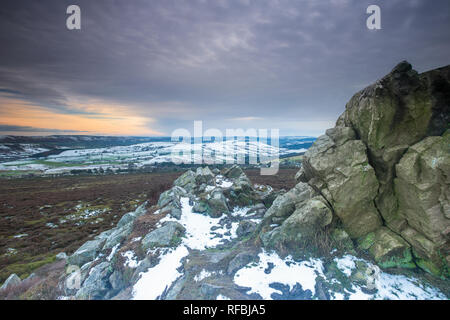 Auf Stiperstones in Shropshire, Großbritannien während der Schnee des Januar 2019 Schneefall. Ein Blick auf die natürlichen Eiszeit Felsen mit Blick auf die Grafschaft Stockfoto