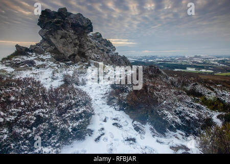 Auf Stiperstones in Shropshire, Großbritannien während der Schnee des Januar 2019 Schneefall. Ein Blick auf die natürlichen Eiszeit Felsen mit Blick auf die Grafschaft Stockfoto