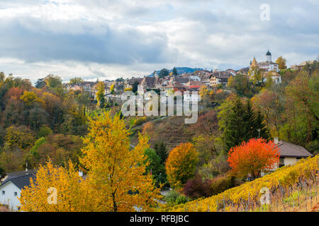 Eine schöne Aussicht auf das historische Dorf Aubonne, Schweiz in einer fantastischen farbenprächtige Herbstlandschaft. Stockfoto