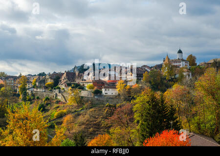 Eine schöne Aussicht auf das historische Dorf Aubonne, Schweiz in einer fantastischen farbenprächtige Herbstlandschaft. Stockfoto
