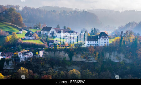 Eine bunte und nebliger Herbst Blick auf die schöne Landschaft rund um die historische Stadt Fribourg, Schweiz