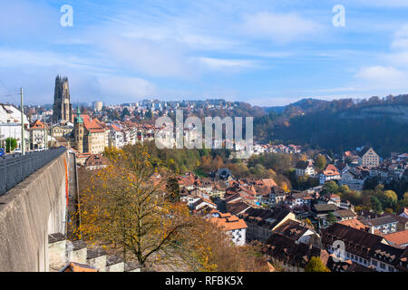 Blick auf die historische Stadt Fribourg, Schweiz im Herbst Farben Stockfoto