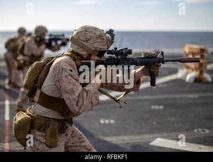 Mittelmeer (Jan. 21, 2019) Marines mit dem Bataillon Landung Team, 1.BATAILLON, 2. Marine Regiment, 22 Marine Expeditionary Unit, Praxis sofortige Aktion Bohrer auf dem Flug-Deck der USS Arlington LPD (24) Während eines live-fire Deck schießen, während im Mittelmeer, Jan. 21, 2019 bereitgestellt. Die USS Arlington einen geplanten Einsatz als Teil der 22 MEU und der kearsarge Amphibischen bereit, zur Unterstützung der Maritime Security Operations, Krisenbewältigung und Theater Zusammenarbeit im Bereich Sicherheit und zugleich eine vorwärts Naval und Marine Präsenz. (U.S. Marine Corps p Stockfoto