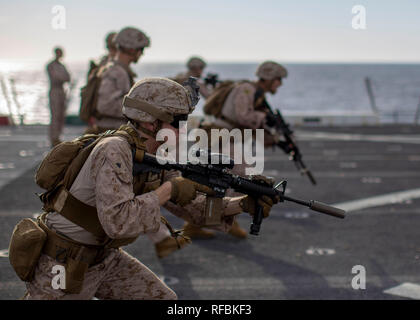 Mittelmeer (Jan. 21, 2019) Marines mit dem 22 Marine Expeditionary Unit, Praxis sofortige Aktion Bohrer auf dem Flugdeck der USS Arlington (LPD-24), im Mittelmeer, Jan. 21, 2019. Die USS Arlington einen geplanten Einsatz als Teil der 22 MEU und der kearsarge Amphibischen bereit, zur Unterstützung der Maritime Security Operations, Krisenbewältigung und Theater Zusammenarbeit im Bereich Sicherheit und zugleich eine vorwärts Naval und Marine Präsenz. (U.S. Marine Corps Foto: Staff Sgt. Andrew Ochoa) Stockfoto