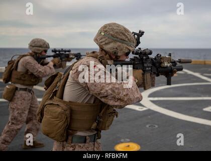 Mittelmeer (Jan. 21, 2019) Marines mit dem Bataillon Landung Team, 1.BATAILLON, 2. Marine Regiment, 22 Marine Expeditionary Unit, Praxis sofortige Aktion Bohrer auf dem Flug-Deck der USS Arlington LPD (24) Während eines live-fire Deck schießen, während im Mittelmeer, Jan. 21, 2019 bereitgestellt. Die USS Arlington einen geplanten Einsatz als Teil der 22 MEU und der kearsarge Amphibischen bereit, zur Unterstützung der Maritime Security Operations, Krisenbewältigung und Theater Zusammenarbeit im Bereich Sicherheit und zugleich eine vorwärts Naval und Marine Präsenz. (U.S. Marine Corps p Stockfoto