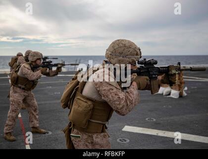 Mittelmeer (Jan. 21, 2019) Marines mit dem 22 Marine Expeditionary Unit, Praxis sofortige Aktion Bohrer auf dem Flug-Deck der USS Arlington LPD (24) in das Mittelmeer, Jan. 21, 2019. Die USS Arlington einen geplanten Einsatz als Teil der 22 MEU und der kearsarge Amphibischen bereit, zur Unterstützung der Maritime Security Operations, Krisenbewältigung und Theater Zusammenarbeit im Bereich Sicherheit und zugleich eine vorwärts Naval und Marine Präsenz. (U.S. Marine Corps Foto: Staff Sgt. Andrew Ochoa) Stockfoto