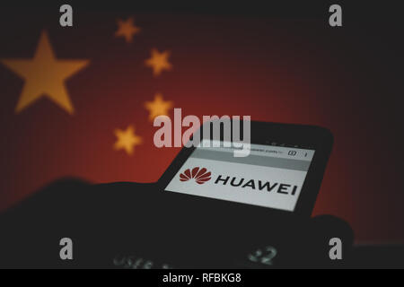 Huawei Logo auf Ihrer Website wird auf dem Smartphone angezeigt, Volksrepublik China Flagge Unschärfe im Hintergrund Stockfoto