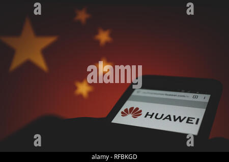 Huawei Logo auf Ihrer Website wird auf dem Smartphone angezeigt, Volksrepublik China Flagge Unschärfe im Hintergrund Stockfoto