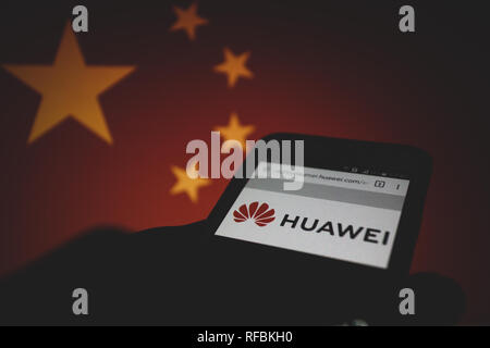 Huawei Logo auf Ihrer Website wird auf dem Smartphone angezeigt, Volksrepublik China Flagge Unschärfe im Hintergrund Stockfoto