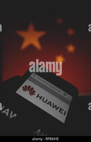 Huawei Logo auf Ihrer Website wird auf dem Smartphone angezeigt, Volksrepublik China Flagge Unschärfe im Hintergrund Stockfoto