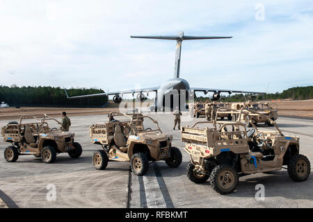 Us-Armee Soldaten und Fahrzeugen aus dem 3 Special Forces Group vorbereiten Board ein Hawaii Air National Guard C-17 Globemaster III 21.01.2019, am Lager Shelby Joint Forces Training Center in der Nähe von morrisburg, Fräulein Die 204. Airlift Squadron Personal und Fahrzeuge zum Gulfport Combat Readiness Training Center, Fräulein transportiert, während der übung Southern Strike. Die jährliche Schulung ist eine ist eine Gesamtkraft, multi-service Übung bewirtet durch den Mississippi Air National Guard Combat Readiness Training Center in Gulfport, und Camp Shelby Joint Forces Training Center in der Nähe von morrisburg, Fräulein von Stockfoto