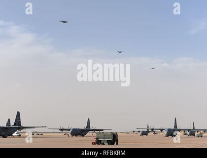 Drei Super C-130J Hercules fliegen über die flightline in Dyess Air Force Base, Texas, 18.01.2019. Us Air Force Piloten zum 317. Airlift Wing zugeordnet nach Hause nach ihrem Einsatz nach Afghanistan zurück und arbeiteten zusammen über 10.000 Tonnen Fracht zu schleppen. Sie erreicht auch Verstärkung an entfernten Standorten, Bekämpfung zum Lastenabwurf und half bei der Validierung von Rettung Einheiten mit trainingssprünge. (U.S. Air Force Foto von Airman 1st Class Mercedes Porter) Stockfoto