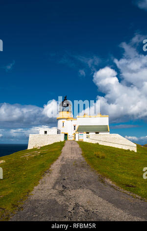 Stoer Head Lighthouse an der Atlantikküste in der Nähe von Lochinver in Schottland Stockfoto