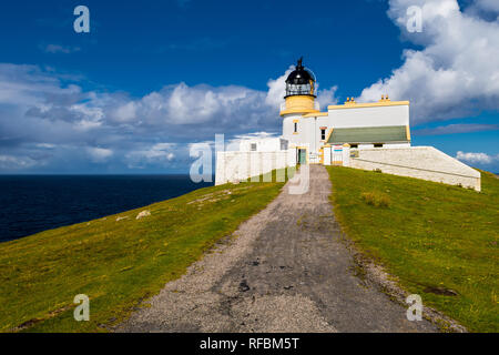 Stoer Head Lighthouse an der Atlantikküste in der Nähe von Lochinver in Schottland Stockfoto