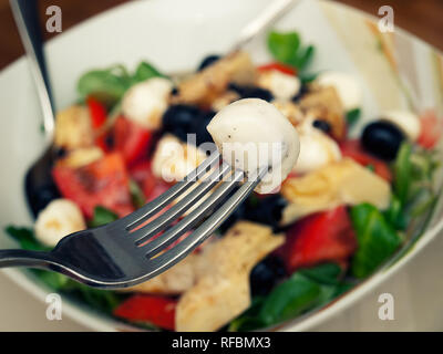 Detailansicht einer Schüssel voll mit Mozzarella Salat. Stockfoto