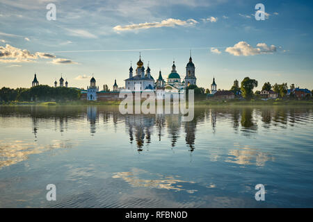 Spaso-Jakowlewski-Kloster - Kloster des Heiligen Jakob Erlöser, am See Nero. Landschaft in der Nähe von Rostov Great, Golden Ring, Russland Stockfoto