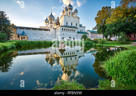 Teich und Reflexion im Garten des Kremls Rostow der große, Goldener Ring, Russland Stockfoto