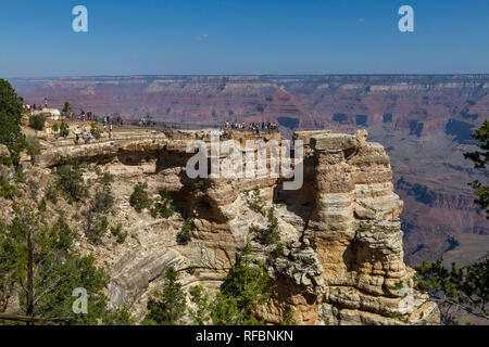 Ansicht der Besucher am Mather Point mit dem Grand Canyon hinter, South Rim, Grand Canyon National Park, Arizona, United States. Stockfoto