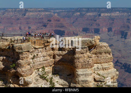 Ansicht der Besucher am Mather Point mit dem Grand Canyon hinter, South Rim, Grand Canyon National Park, Arizona, United States. Stockfoto