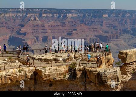Ansicht der Besucher am Mather Point mit dem Grand Canyon hinter, South Rim, Grand Canyon National Park, Arizona, United States. Stockfoto