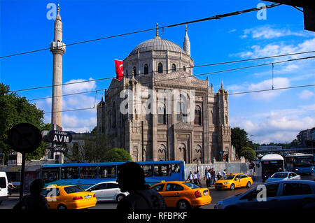 Aksaray valide Moschee. Pertevniyal Valide Sultan Moschee. Istanbul, Türkei Stockfoto