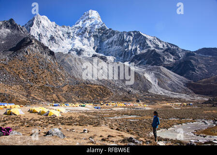 Ama Dablam steigt über den Khumbu Valley, Everest Region, Nepal Stockfoto