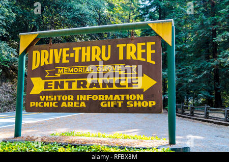 Ein Zeichen für die Drive Thru Baum in Nordkalifornien entlang der Avenue der Riesen Redwood Forest Stockfoto