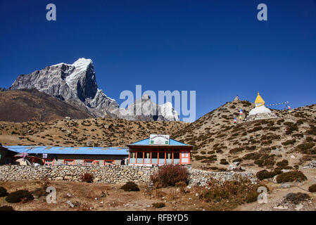 Taboche Peak gesehen aus dem Dorf Dingboche in der Everest Region Nepals Stockfoto