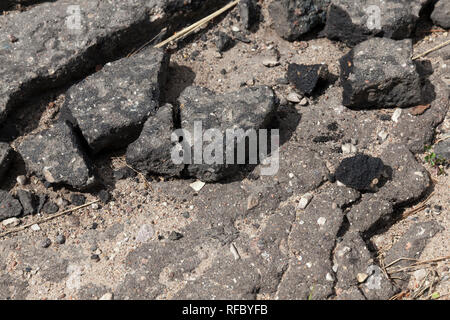 Ein Teil der Straße von Asphalt in Stücke gerissen, close-up Stockfoto